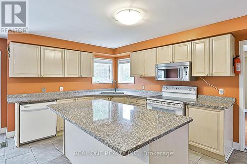 493 Sandalwood Court, Oshawa, ON - Indoor Photo Showing Kitchen