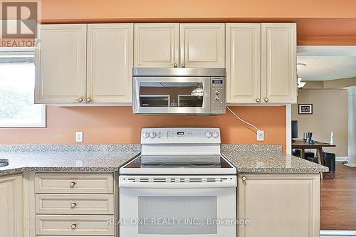 493 Sandalwood Court, Oshawa, ON - Indoor Photo Showing Kitchen