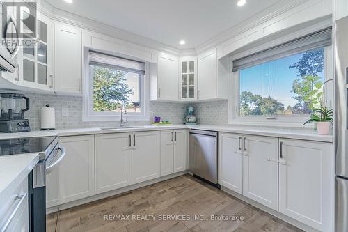 60 Bramhall Circle, Brampton, ON - Indoor Photo Showing Kitchen With Upgraded Kitchen