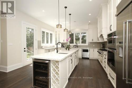 375 Arden Crescent, Burlington, ON - Indoor Photo Showing Kitchen With Upgraded Kitchen