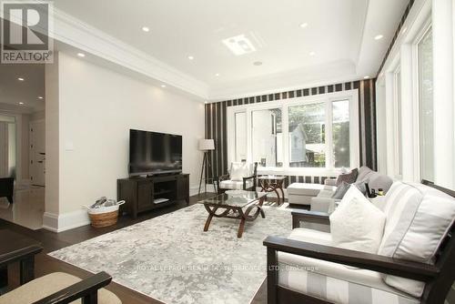 375 Arden Crescent, Burlington, ON - Indoor Photo Showing Living Room