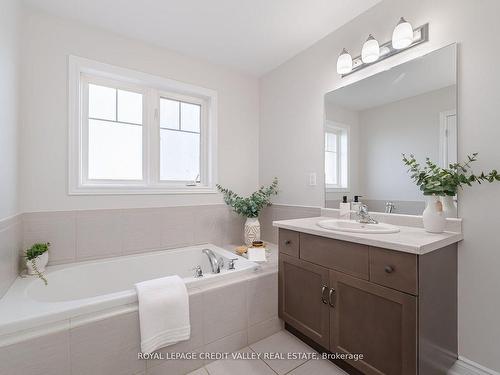 12-7 Lakelawn Rd, Grimsby, ON - Indoor Photo Showing Bathroom