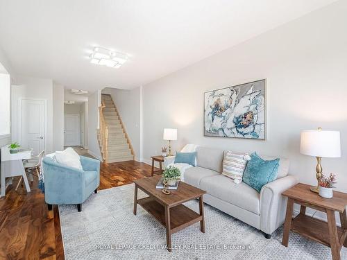 12-7 Lakelawn Rd, Grimsby, ON - Indoor Photo Showing Living Room