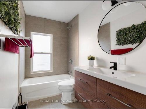 40 Fullerton Ave, Hamilton, ON - Indoor Photo Showing Bathroom