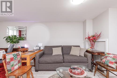 31 Courtice Crescent, Collingwood, ON - Indoor Photo Showing Living Room