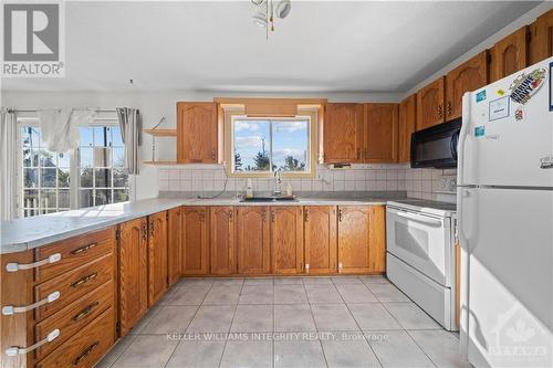 3062 Old Highway 17 Road, Clarence-Rockland, ON - Indoor Photo Showing Kitchen