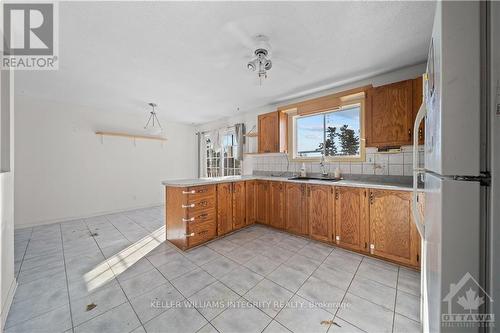 3062 Old Highway 17 Road, Clarence-Rockland, ON - Indoor Photo Showing Kitchen