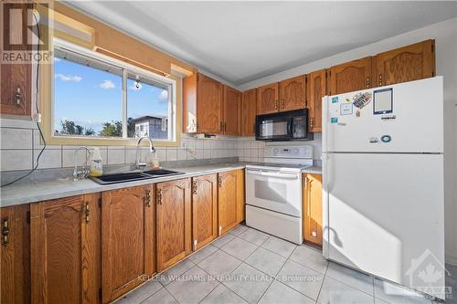 3062 Old Highway 17 Road, Clarence-Rockland, ON - Indoor Photo Showing Kitchen With Double Sink