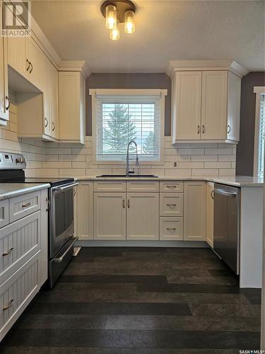 14 Macrae Bay, Carlyle, SK - Indoor Photo Showing Kitchen