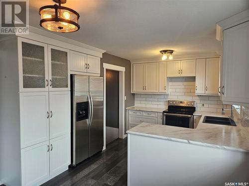 14 Macrae Bay, Carlyle, SK - Indoor Photo Showing Kitchen