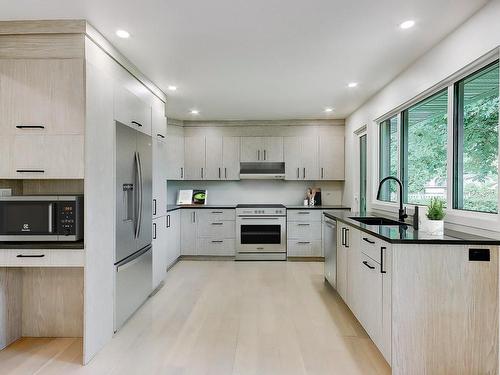 Cuisine - 515 Ch. St-Louis, Saint-Basile-Le-Grand, QC - Indoor Photo Showing Kitchen With Upgraded Kitchen