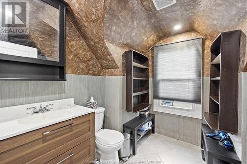 956 Homedale, Windsor, ON - Indoor Photo Showing Bathroom