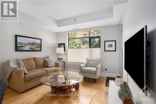 105 - 808 Bronson Avenue, Ottawa, ON - Indoor Photo Showing Living Room