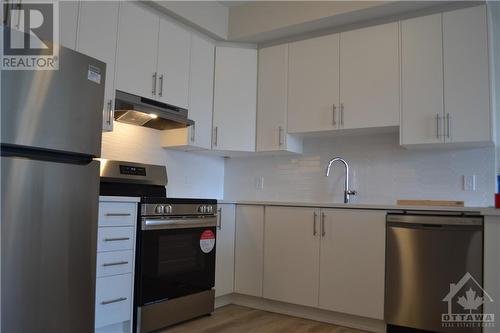 397 Codd'S Road Unit#604, Ottawa, ON - Indoor Photo Showing Kitchen