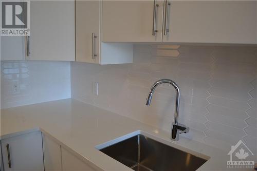 397 Codd'S Road Unit#604, Ottawa, ON - Indoor Photo Showing Kitchen