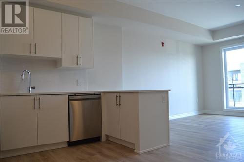 397 Codd'S Road Unit#604, Ottawa, ON - Indoor Photo Showing Kitchen