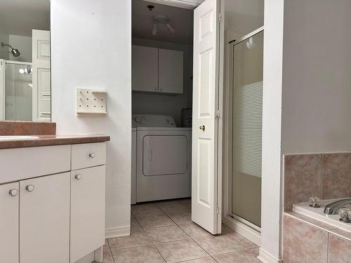 Bathroom - 201-5860 Av. De Monkland, Montréal (Côte-Des-Neiges/Notre-Dame-De-Grâce), QC - Indoor Photo Showing Laundry Room