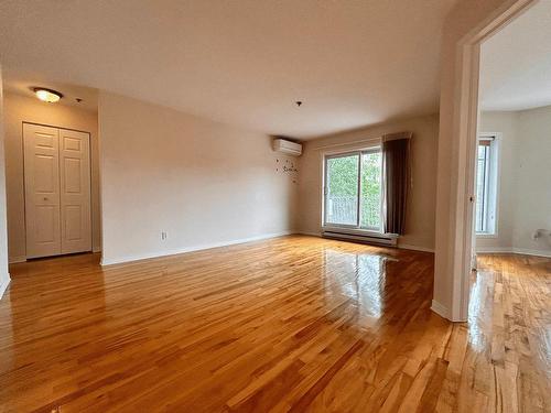 Living room - 201-5860 Av. De Monkland, Montréal (Côte-Des-Neiges/Notre-Dame-De-Grâce), QC - Indoor Photo Showing Other Room