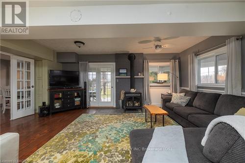 120 Havelock Street, Georgian Bluffs, ON - Indoor Photo Showing Living Room