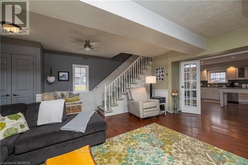 120 Havelock Street, Georgian Bluffs, ON - Indoor Photo Showing Living Room