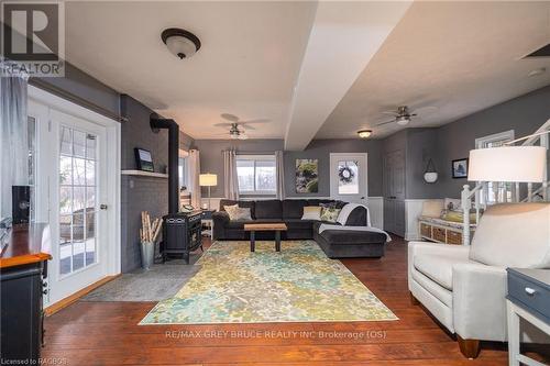 120 Havelock Street, Georgian Bluffs, ON - Indoor Photo Showing Living Room