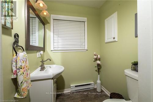 120 Havelock Street, Georgian Bluffs, ON - Indoor Photo Showing Bathroom