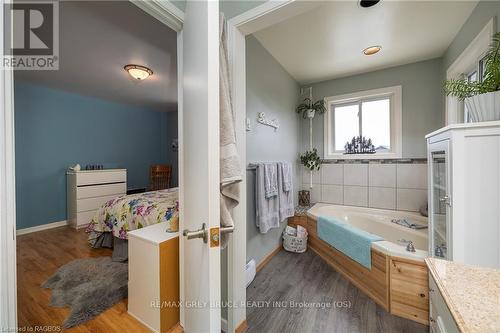 120 Havelock Street, Georgian Bluffs, ON - Indoor Photo Showing Bathroom