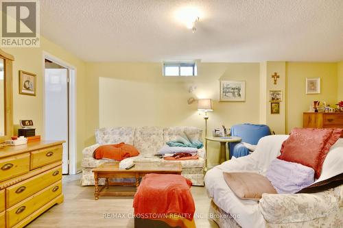 22 Nicholson Drive, Barrie, ON - Indoor Photo Showing Living Room