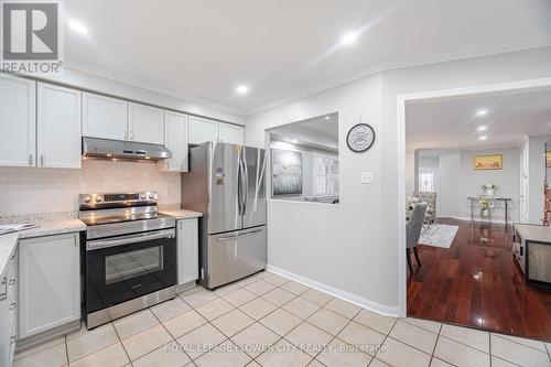 144 Tiller Trail, Brampton, ON - Indoor Photo Showing Kitchen