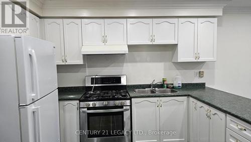 72 Arthurs Crescent, Brampton, ON - Indoor Photo Showing Kitchen With Double Sink