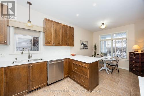 865 Markwick Crescent, Ottawa, ON - Indoor Photo Showing Kitchen With Double Sink