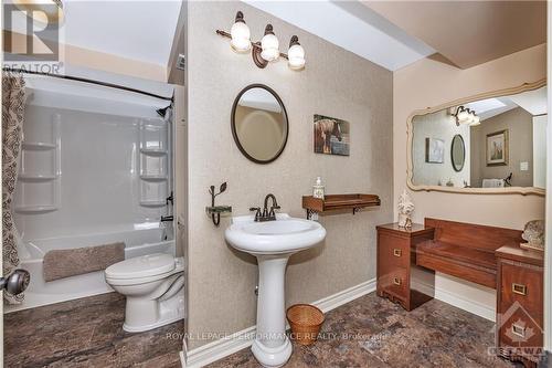 865 Markwick Crescent, Ottawa, ON - Indoor Photo Showing Bathroom