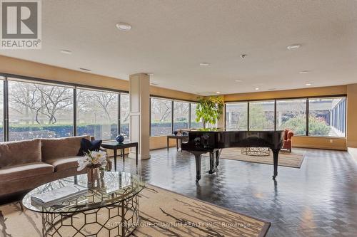 201 - 1400 Dixie Road, Mississauga, ON - Indoor Photo Showing Living Room