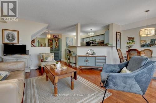 5533 Doctor Leach Drive, Ottawa, ON - Indoor Photo Showing Living Room