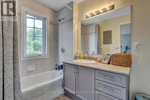 5533 Doctor Leach Drive, Ottawa, ON - Indoor Photo Showing Bathroom