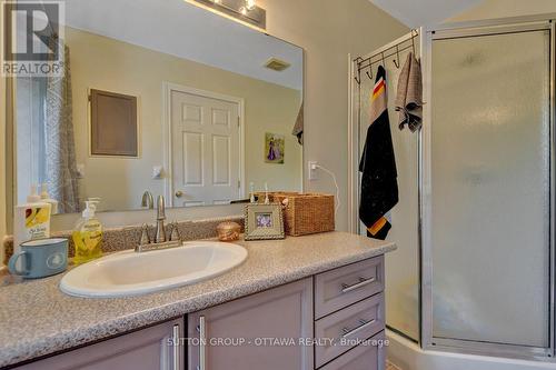 5533 Doctor Leach Drive, Ottawa, ON - Indoor Photo Showing Bathroom