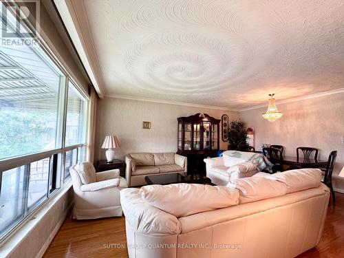 101 Alhart Drive, Toronto, ON - Indoor Photo Showing Living Room