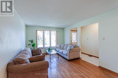 315 Newbury Drive, Kitchener, ON - Indoor Photo Showing Living Room