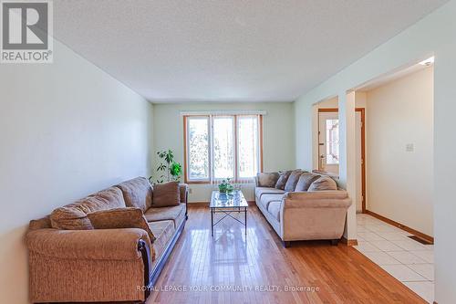 315 Newbury Drive, Kitchener, ON - Indoor Photo Showing Living Room