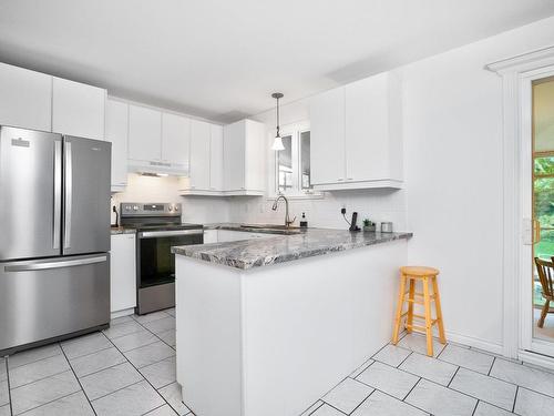 Kitchen - 325 Rue Des Tulipes, La Prairie, QC - Indoor Photo Showing Kitchen With Upgraded Kitchen