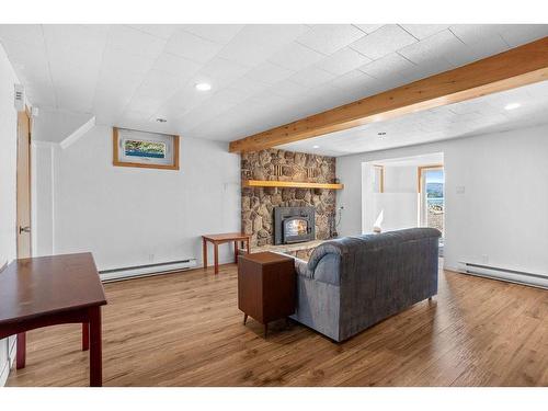 Family room - 20 Imp. Marion, Mont-Tremblant, QC - Indoor With Fireplace