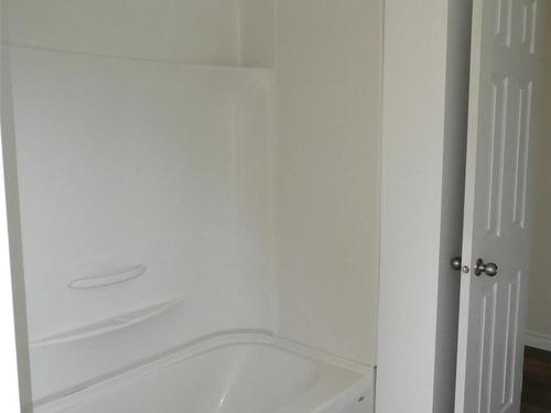 20 Tower Road, Geraldton, ON - Indoor Photo Showing Bathroom