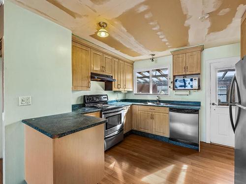 31-800 Valhalla Drive, Kamloops, BC - Indoor Photo Showing Kitchen With Double Sink