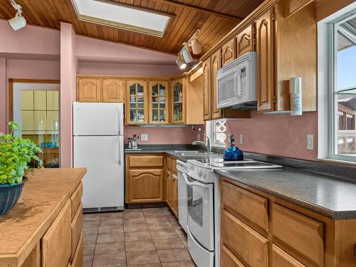 402 Strathcona Terrace, Kamloops, BC - Indoor Photo Showing Kitchen