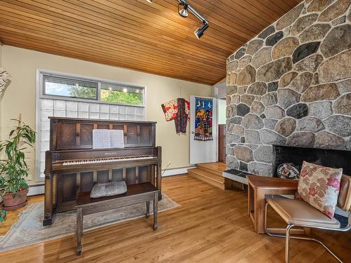 402 Strathcona Terrace, Kamloops, BC - Indoor Photo Showing Living Room With Fireplace