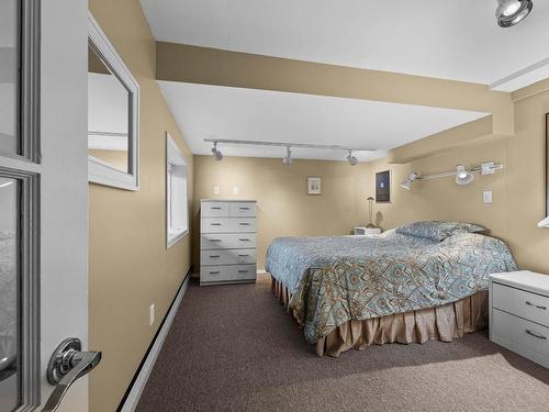 402 Strathcona Terrace, Kamloops, BC - Indoor Photo Showing Bedroom