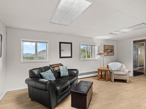 402 Strathcona Terrace, Kamloops, BC - Indoor Photo Showing Living Room