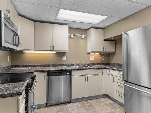 402 Strathcona Terrace, Kamloops, BC - Indoor Photo Showing Kitchen