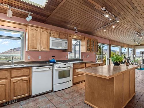 402 Strathcona Terrace, Kamloops, BC - Indoor Photo Showing Kitchen With Double Sink