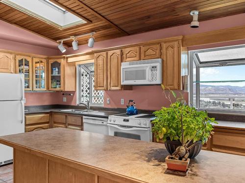 402 Strathcona Terrace, Kamloops, BC - Indoor Photo Showing Kitchen